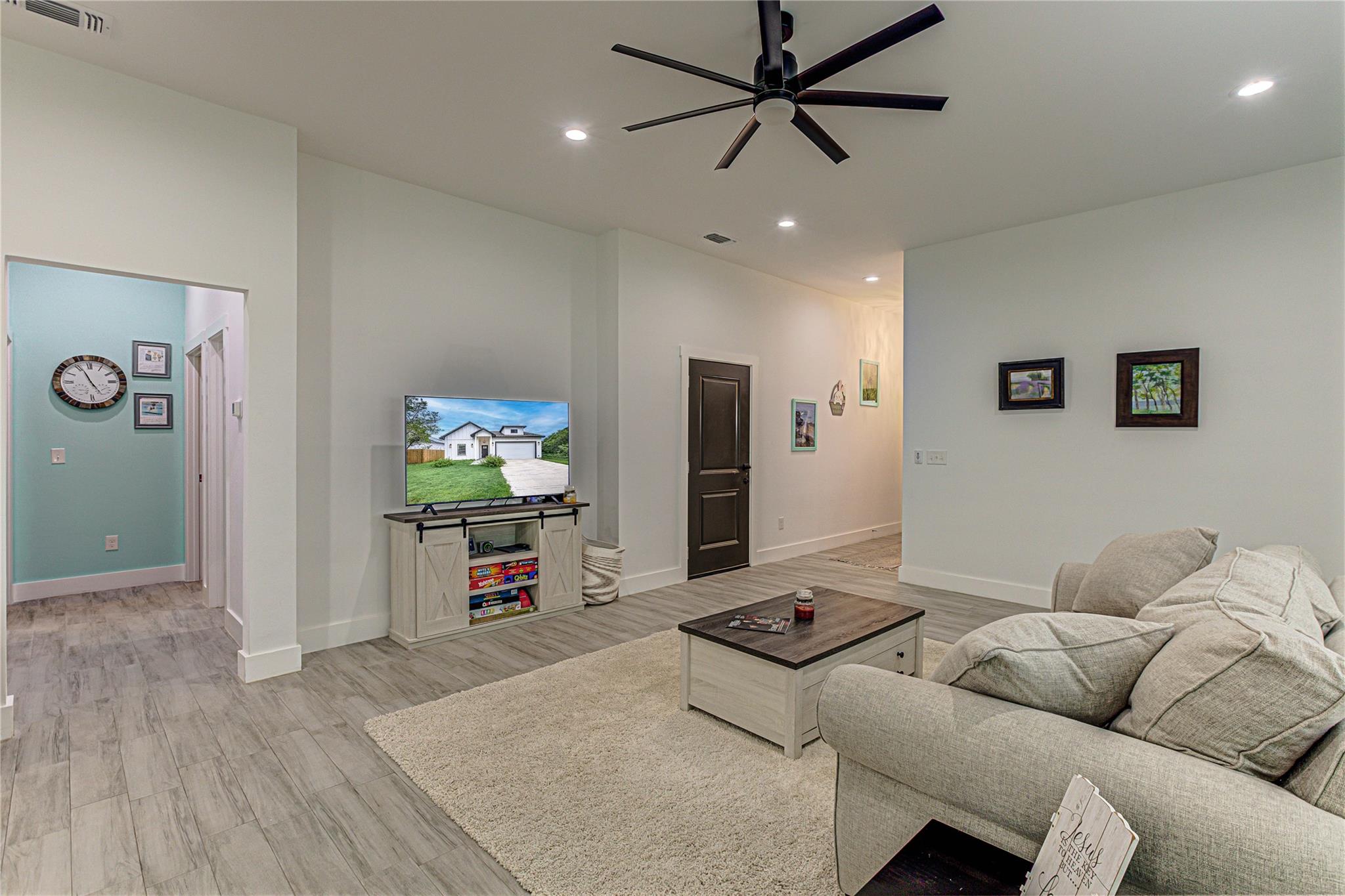 627 Aspen LN