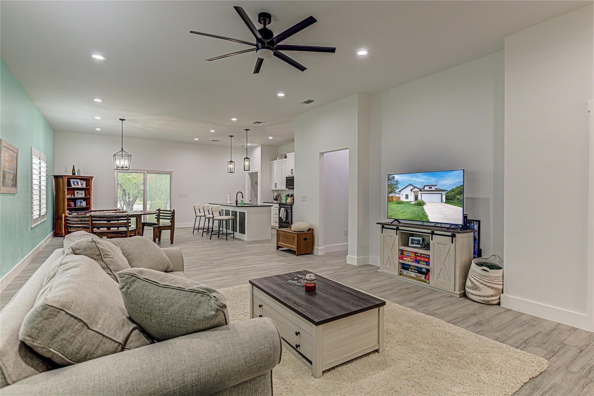 627 Aspen LN