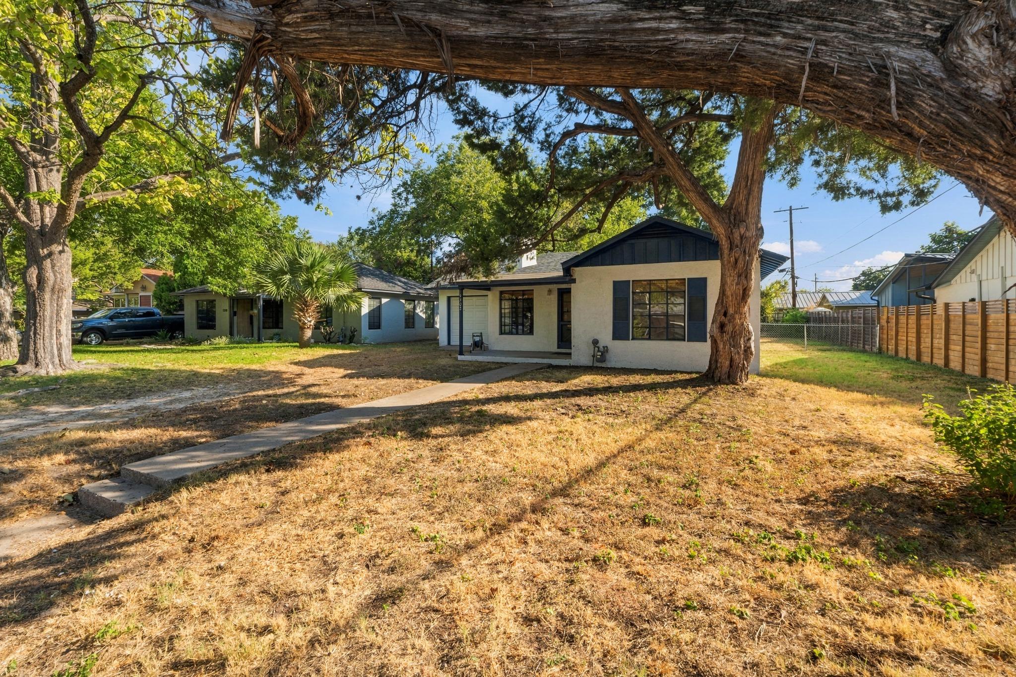 1302 Bentwood RD
