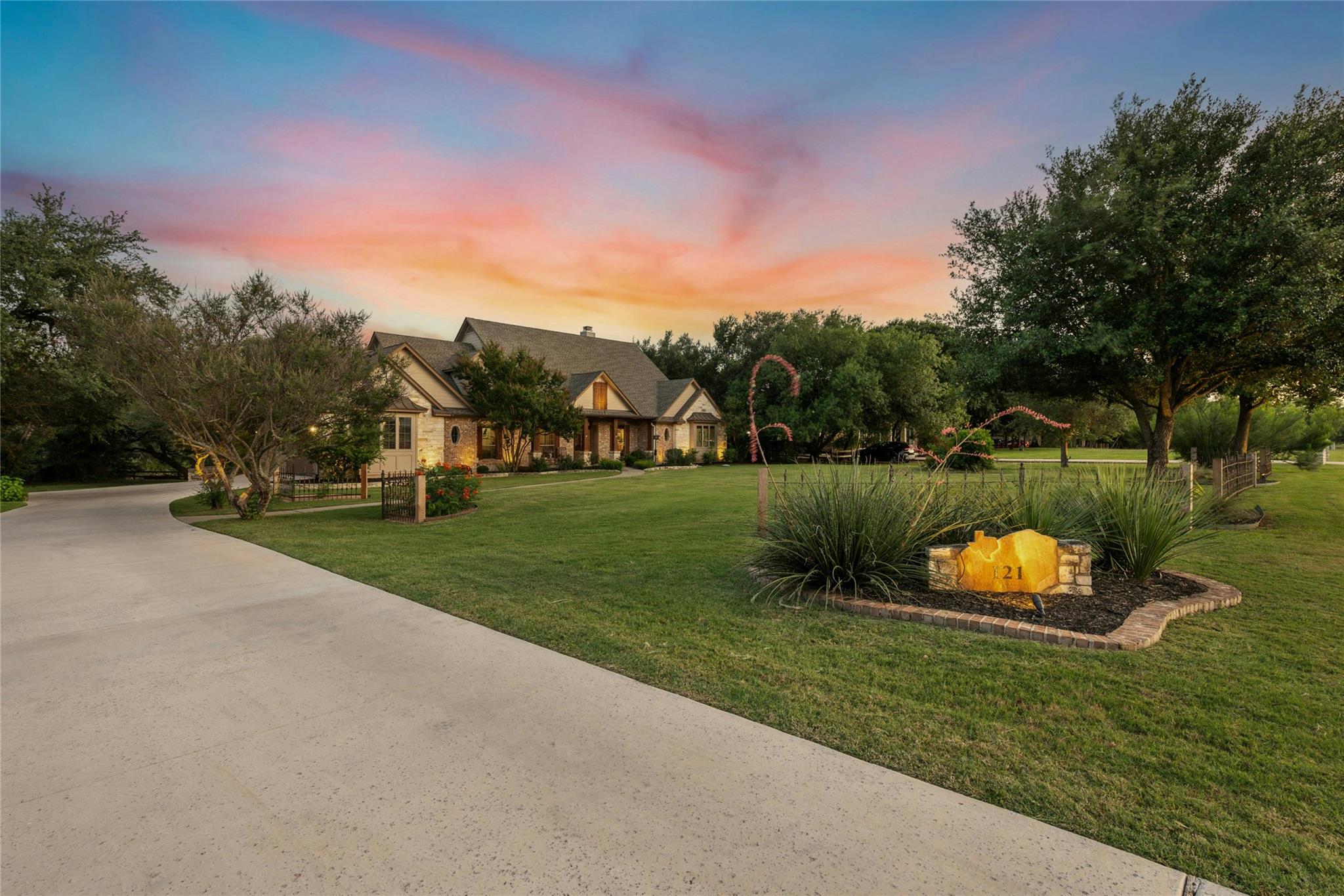 121 Waterford LN