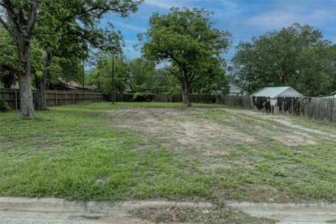 Photo of 809 E Fannin ST, Luling, TX 78648 (MLS # 6988894)