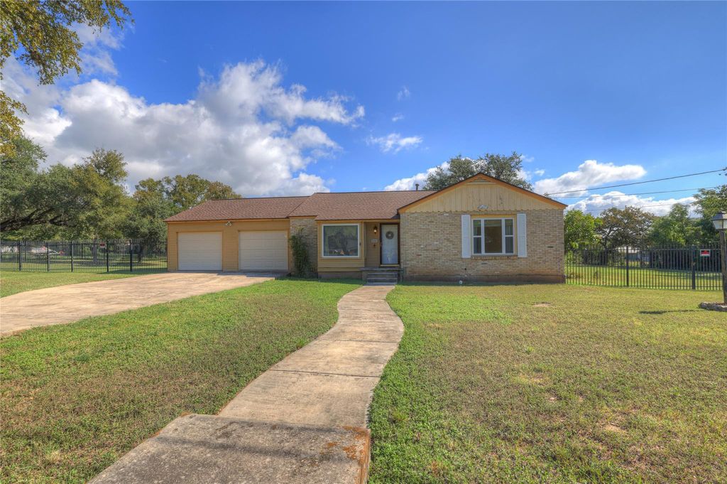 Photo of 800 N Bishop ST, San Marcos, TX 78666 (MLS # 8345171)