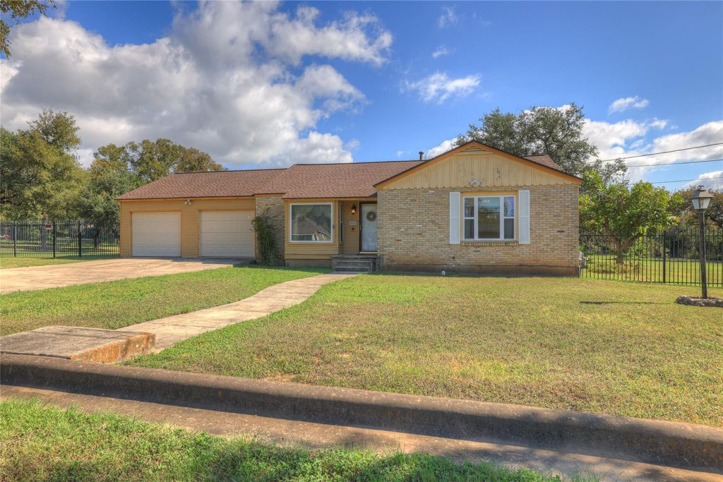 Photo of 800 N Bishop ST, San Marcos, TX 78666 (MLS # 8345171)