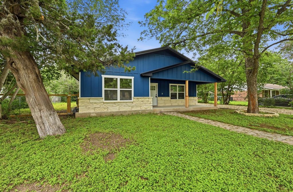 Photo of 827 Clearfork ST, Lockhart, TX 78644 (MLS # 6893290)