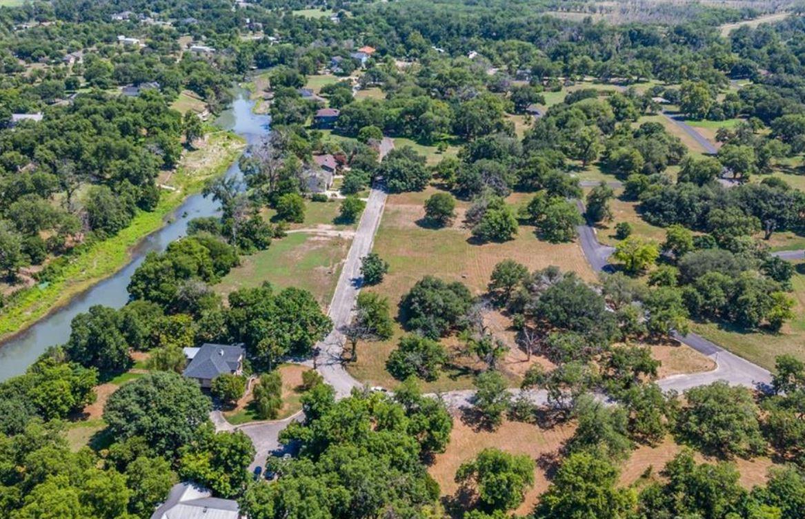 Photo 1 of 7 — 8 E Hampton DR, Seguin, TX 78155