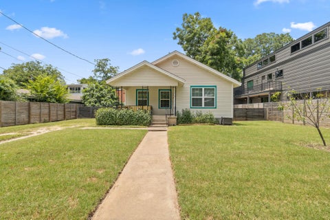 Photo of 902 Mansell Ave, Austin, TX 78702 (MLS # 4478239)