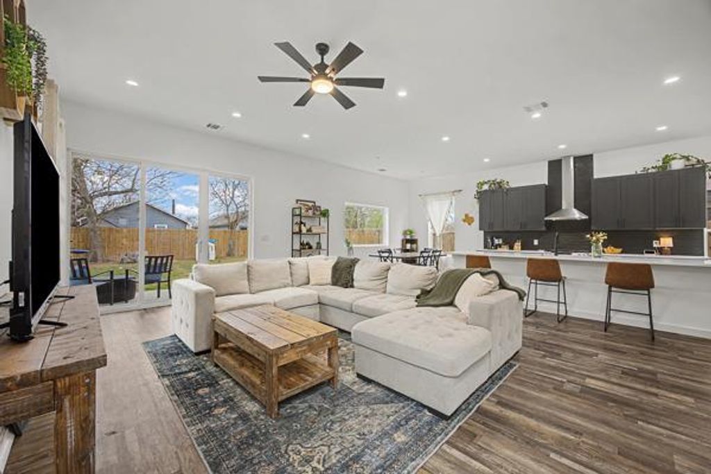Photo of 1006 4th ST, Lockhart, TX 78644 (MLS # 8782760)