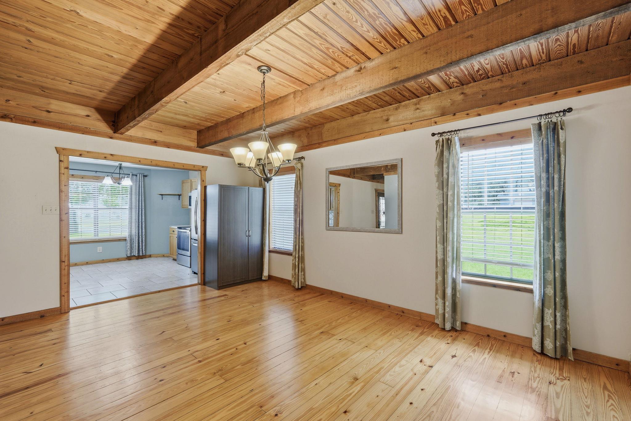 903 SUMMIT CRES