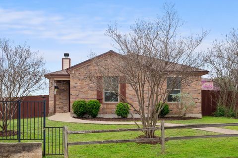 Photo of 5811 Viewpoint DR, Austin, TX 78744 (MLS # 8276571)