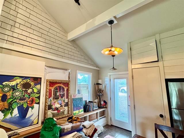 402 Laurel LN