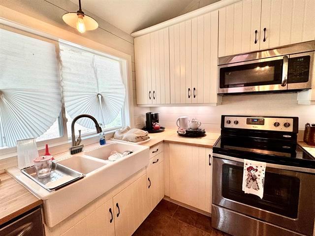 402 Laurel LN