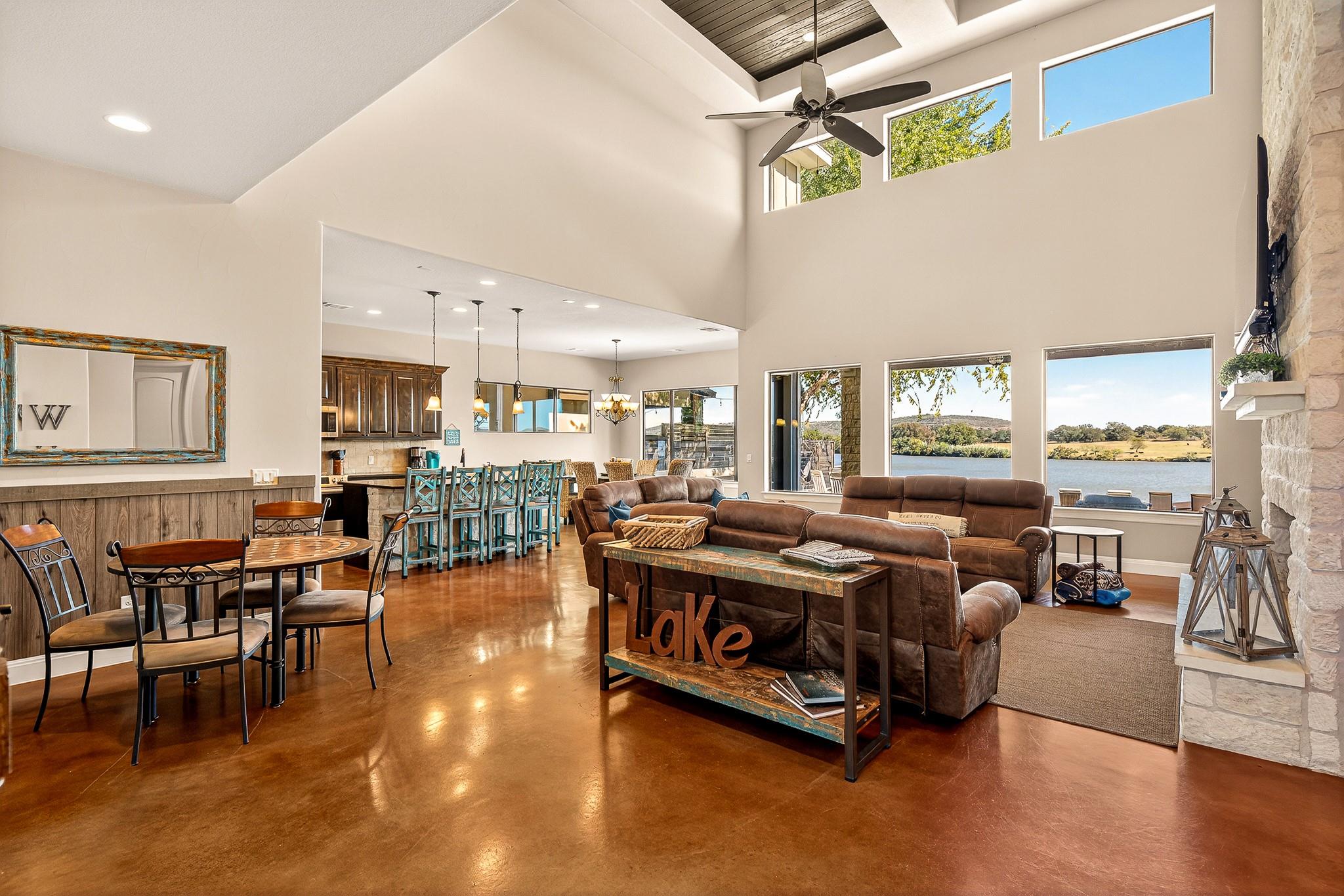 121 Christopher LN
