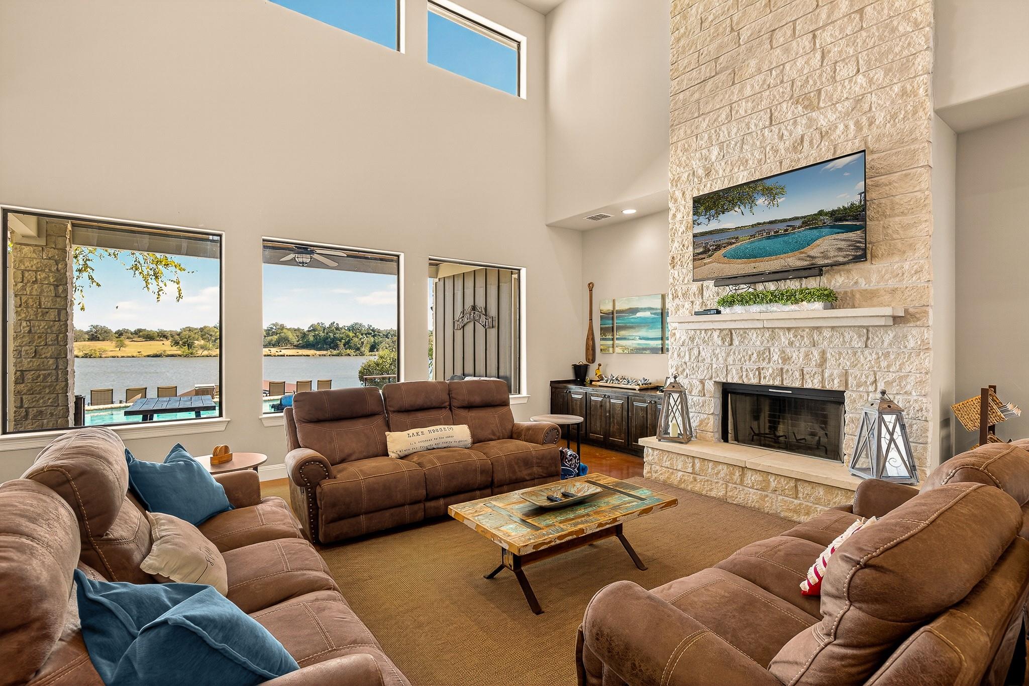 121 Christopher LN