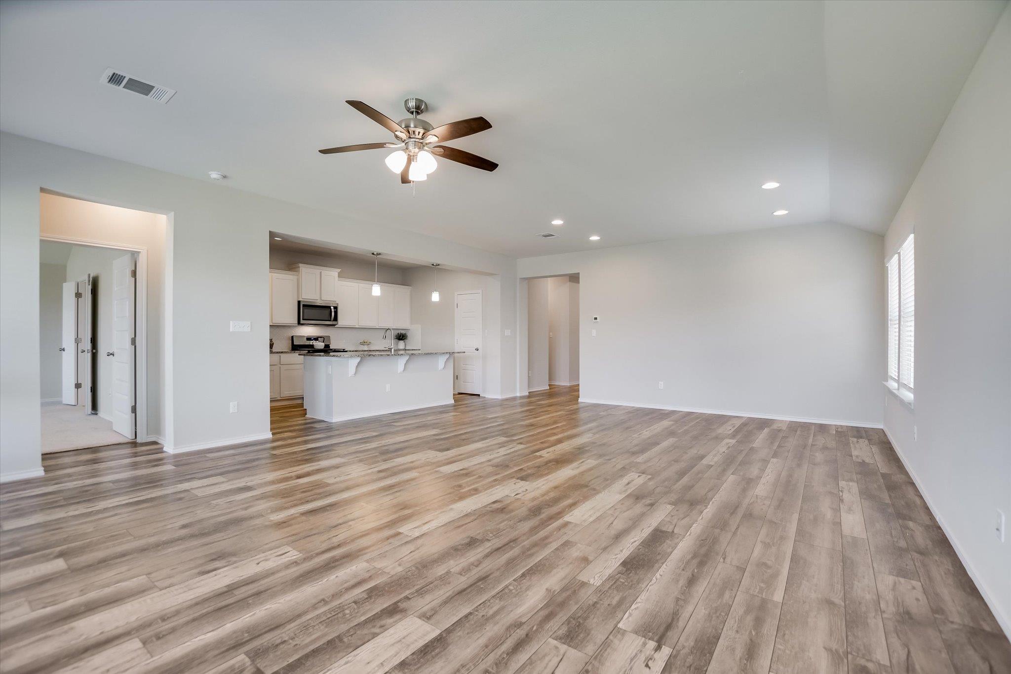 1225 Matt LN
