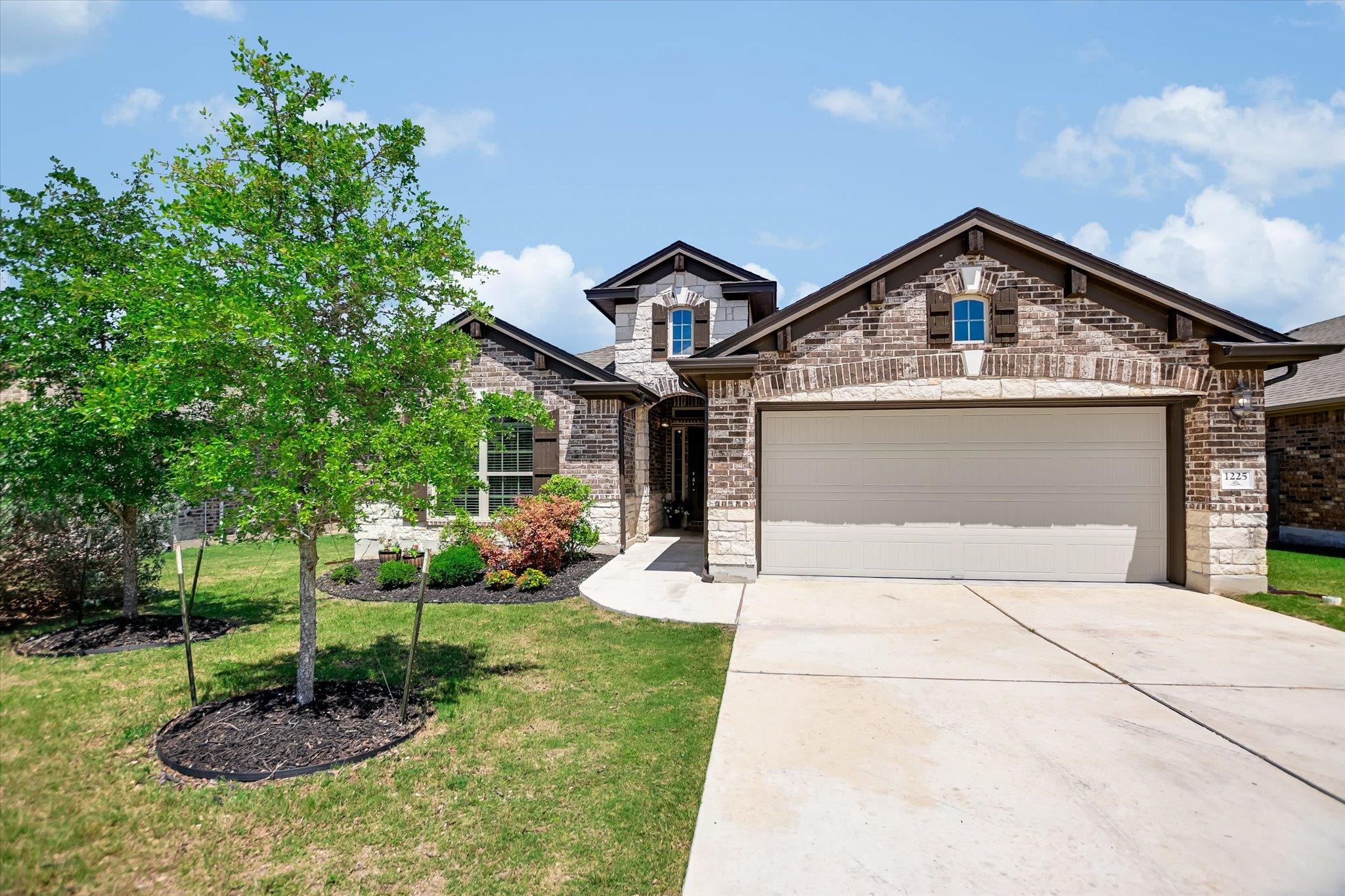 1225 Matt LN