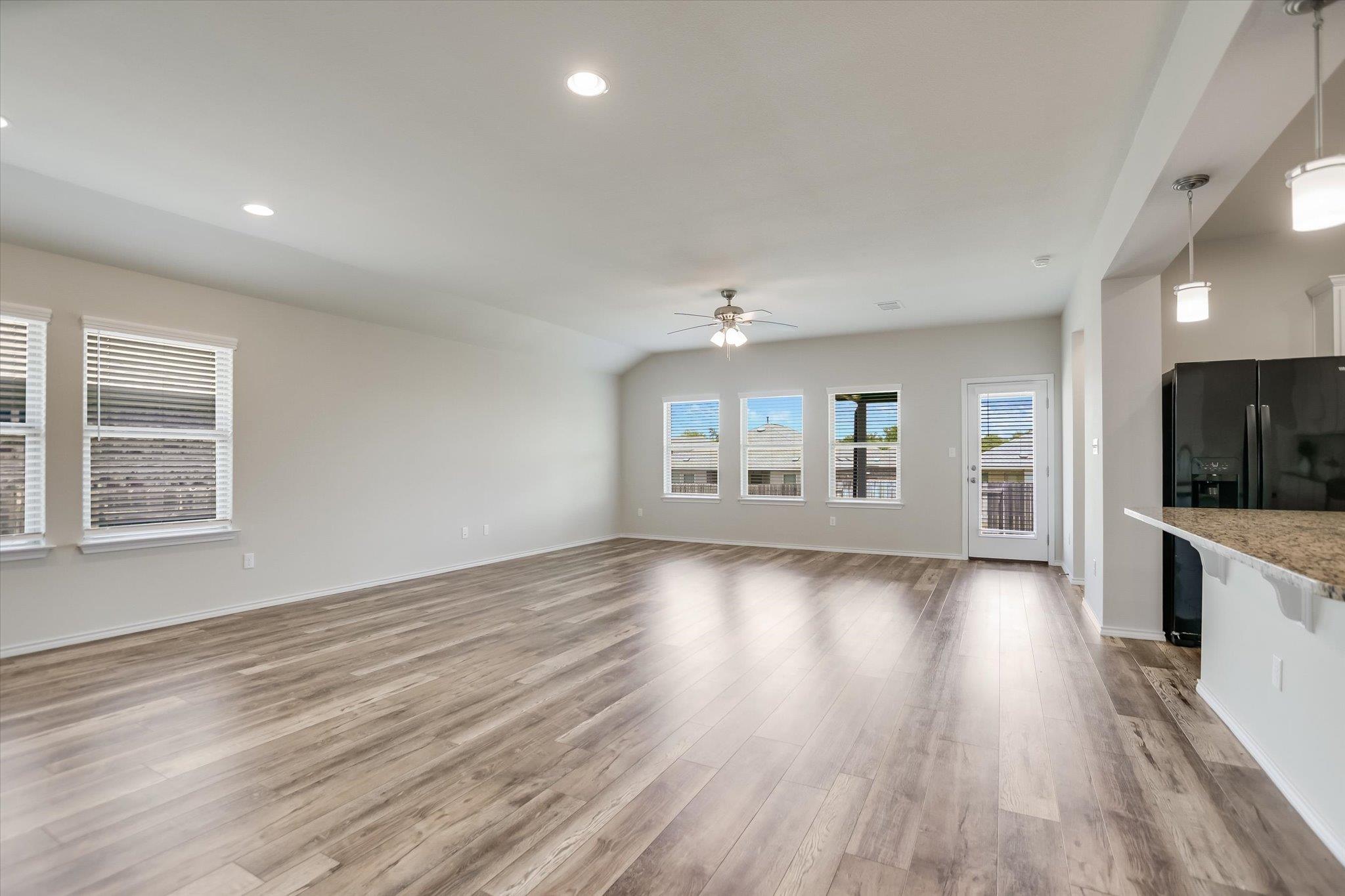 1225 Matt LN