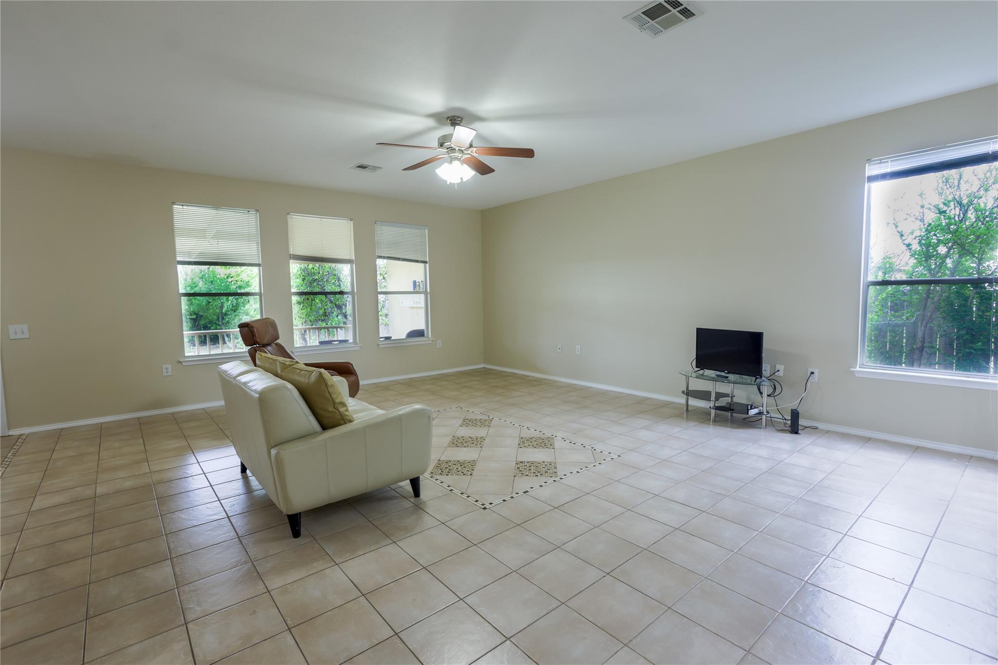 6121 Los Cielos BLVD
