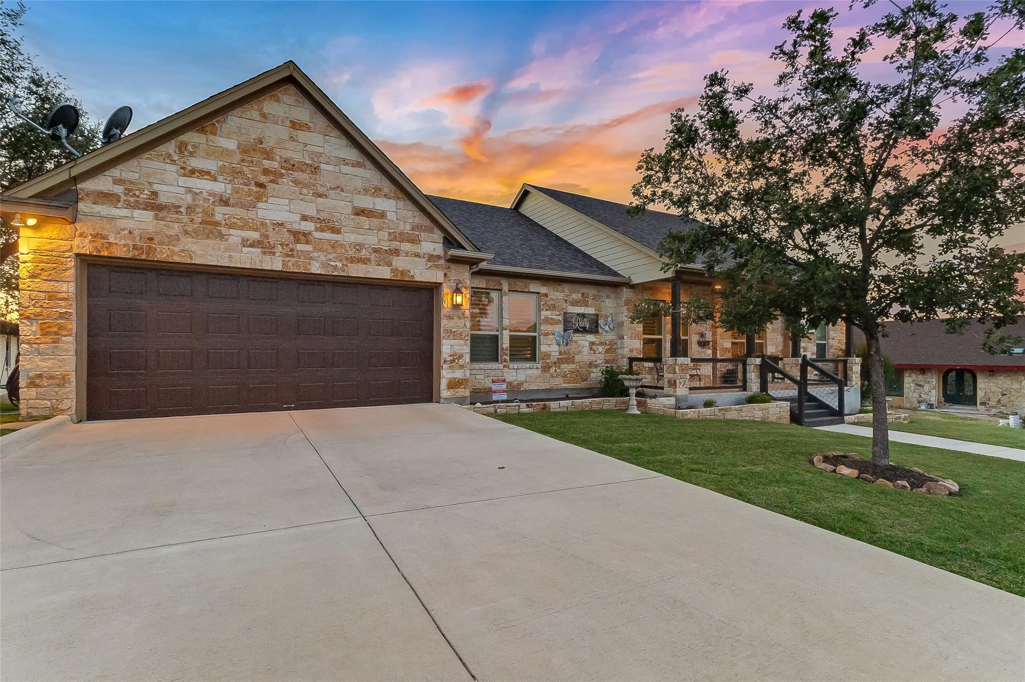 207 Emeralds DR