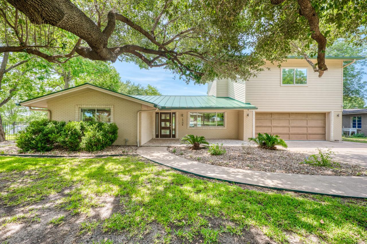 1704 Bluebonnet LN