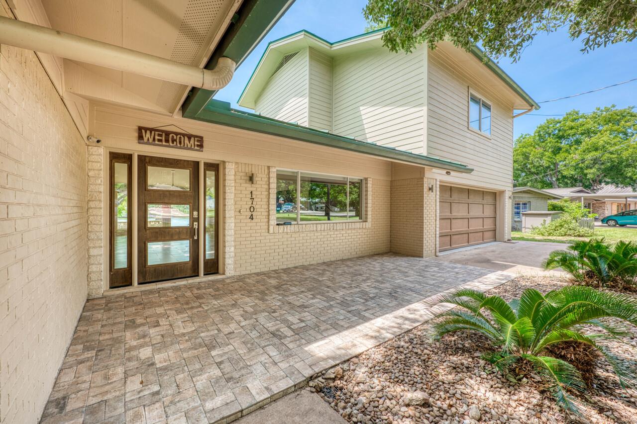 1704 Bluebonnet LN