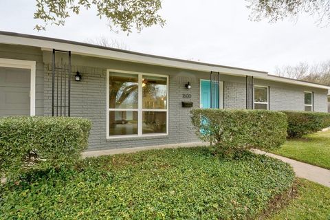 Photo of 1600 Ashberry DR, Austin, TX 78723 (MLS # 5047723)
