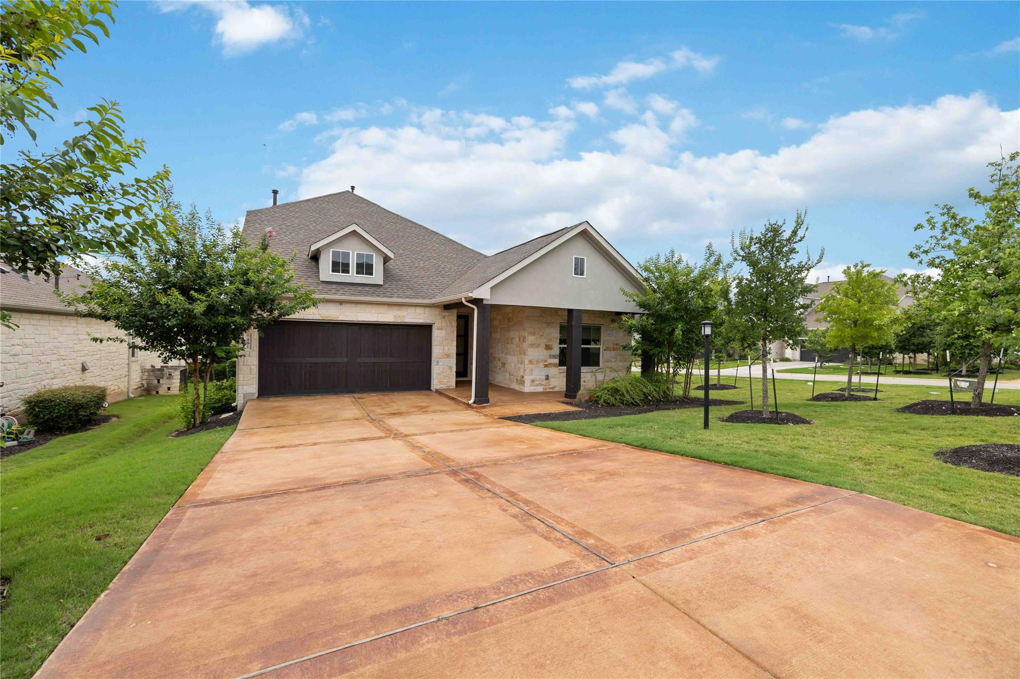 401 Sitlington LN