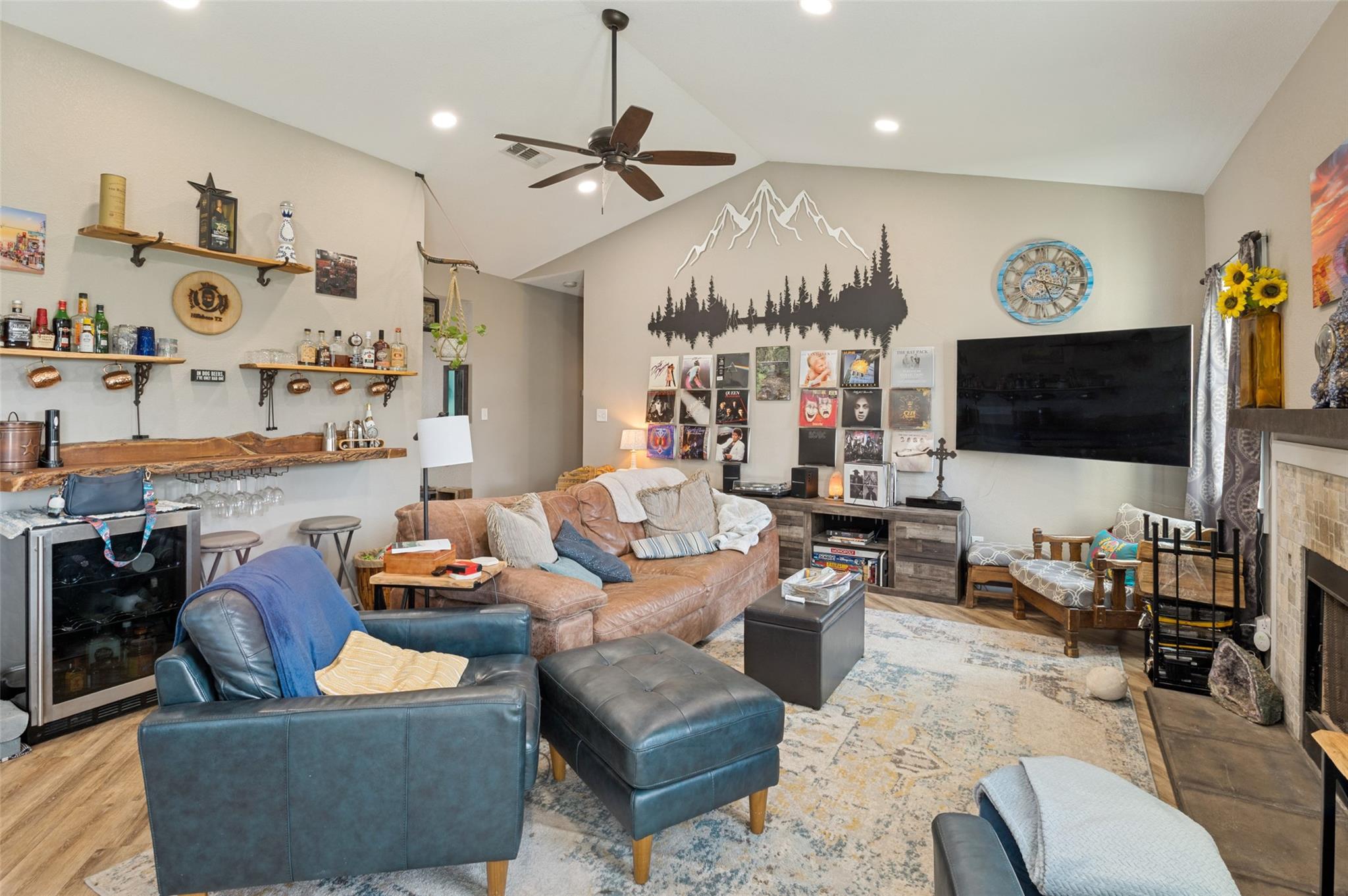 1052 Meandering WAY