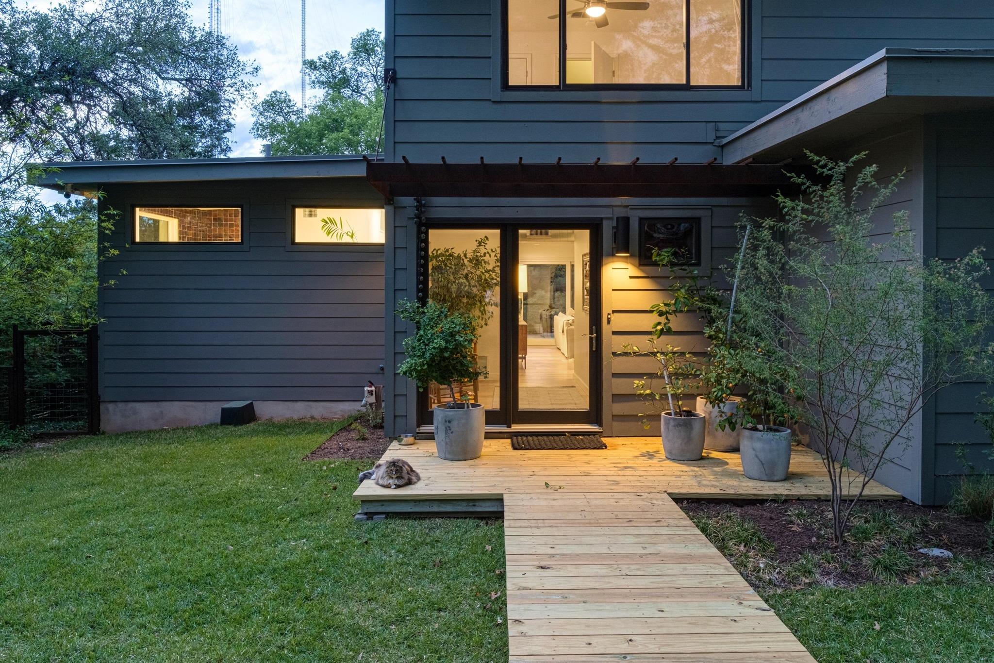 2721 Trail Of The Madrones