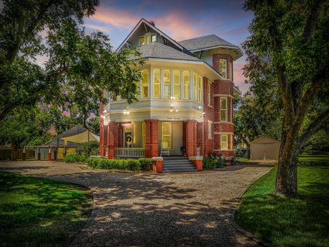 1220 W Lake DR Taylor TX 76574