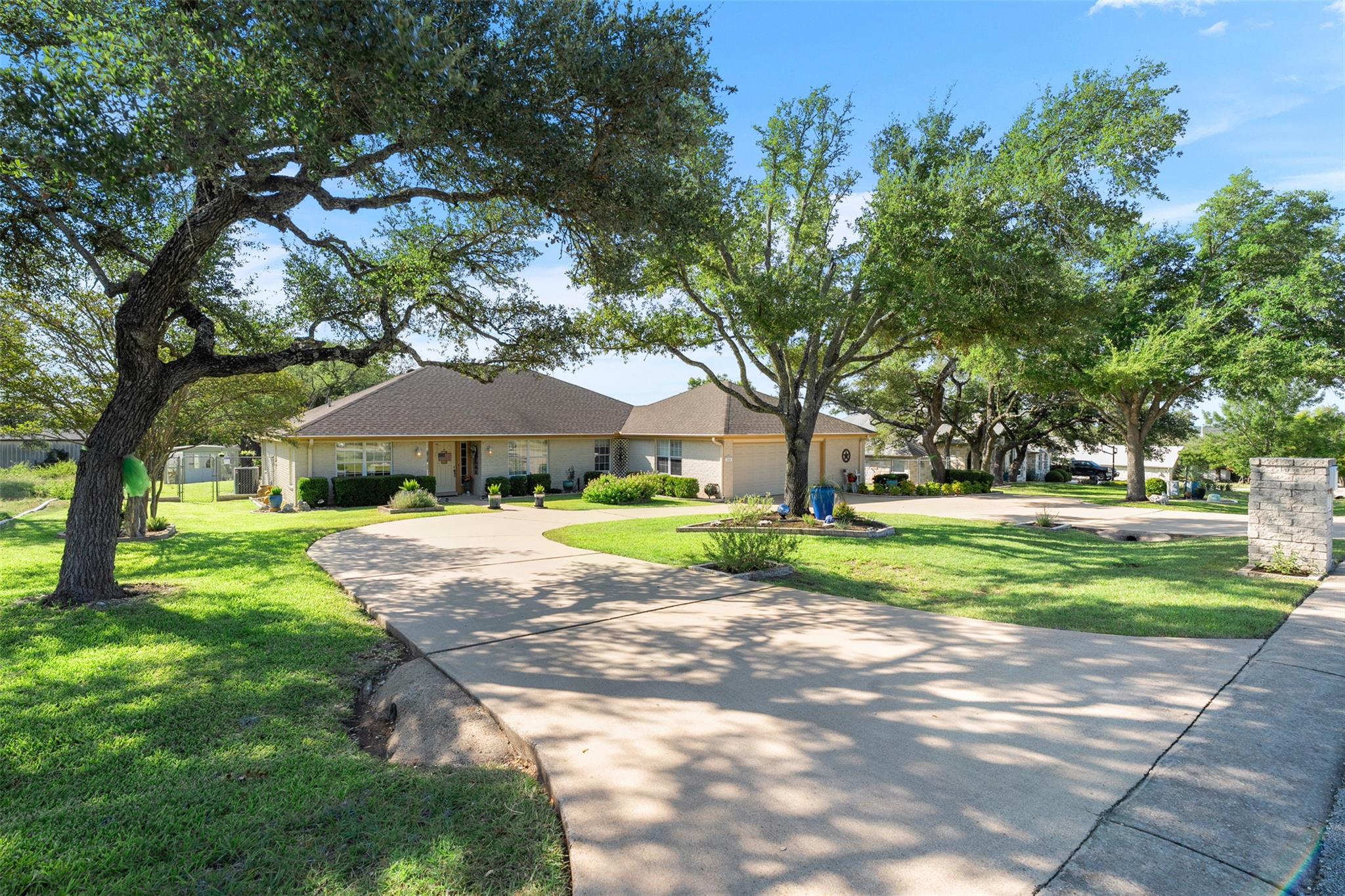 400 Meadow Oaks DR