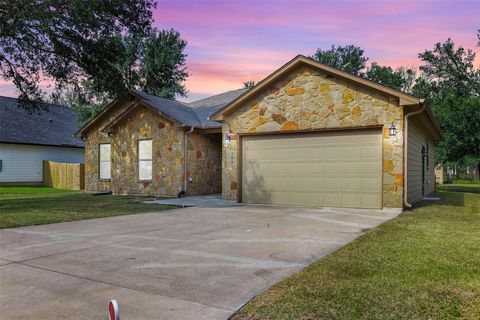 Photo of 108 Pohakuloa DR, Bastrop, TX 78602 (MLS # 6119226)