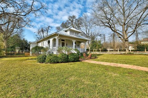 Photo of 221 N Johnson Ave, San Marcos, TX 78666 (MLS # 7958518)