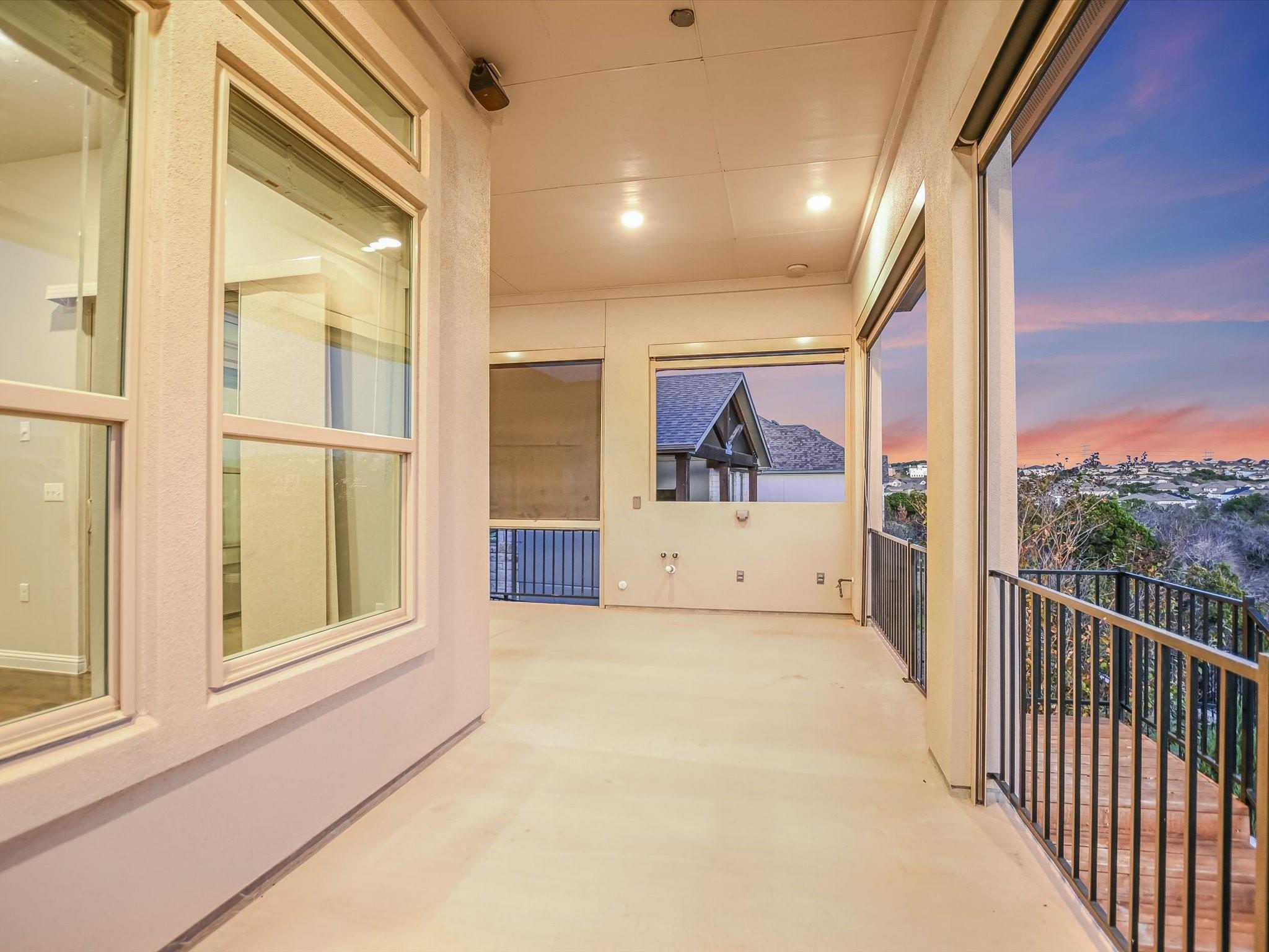 Lakeway, Texas 78738, United States, 5 Bedrooms Bedrooms, ,4 BathroomsBathrooms,Residential,Pending,21096