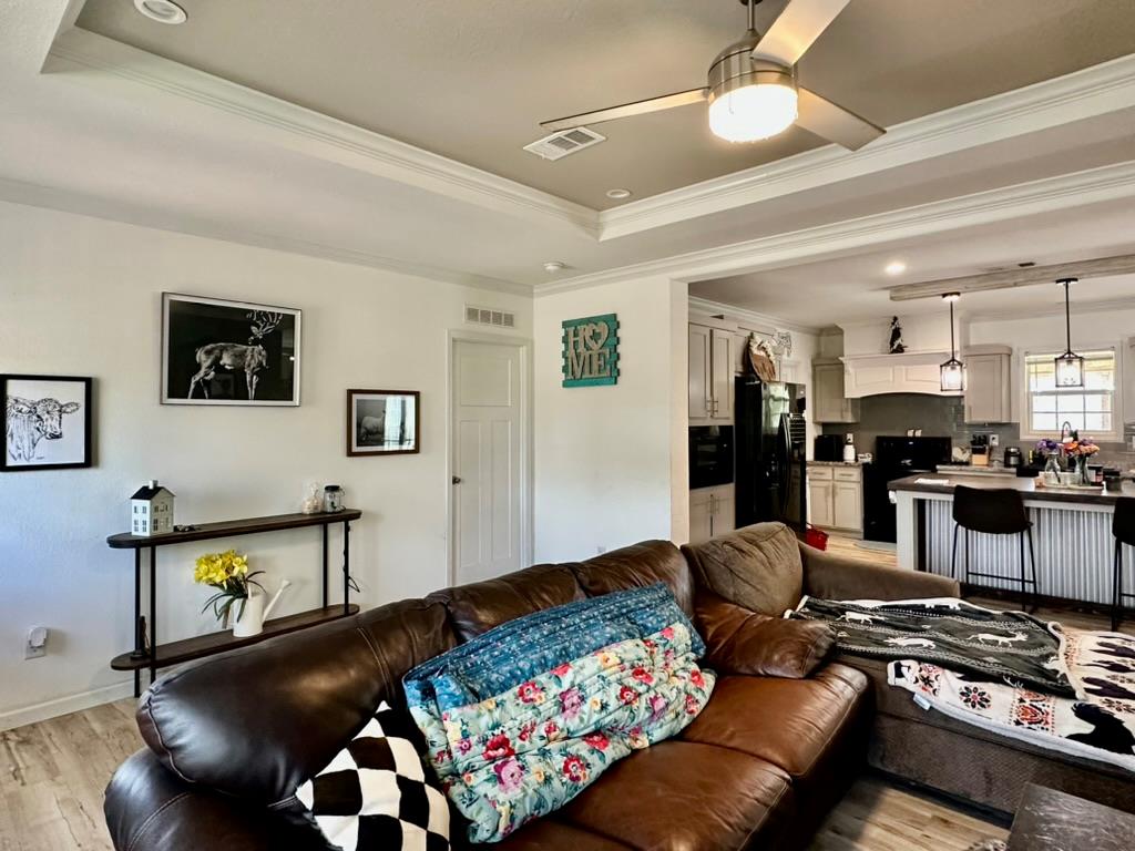 1021 Lewis LN