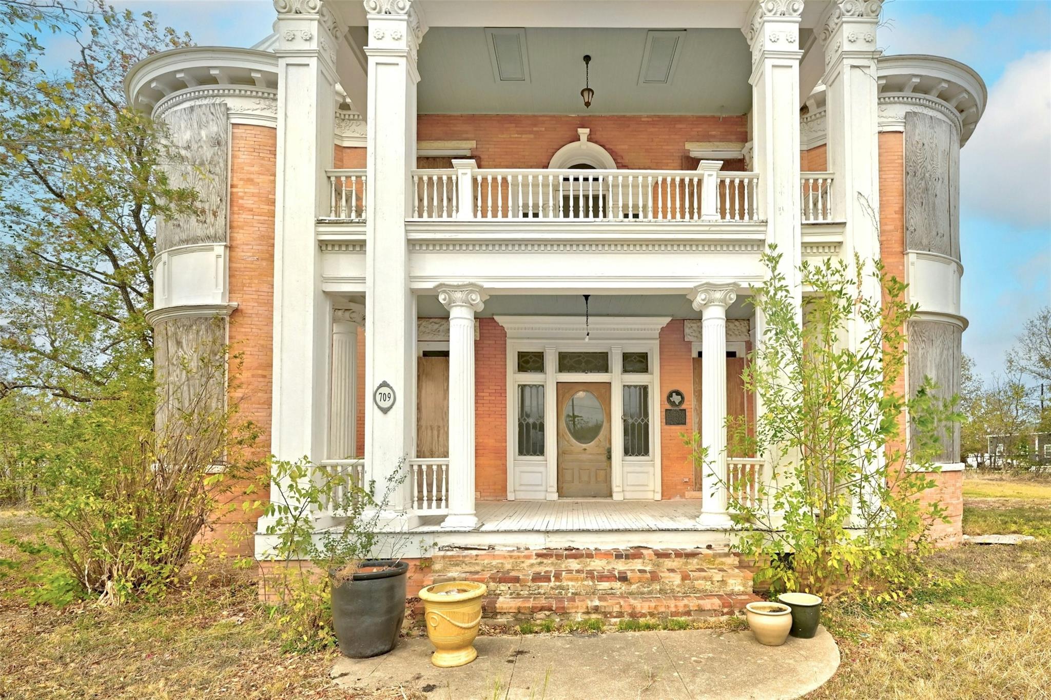 709 Lexington ST