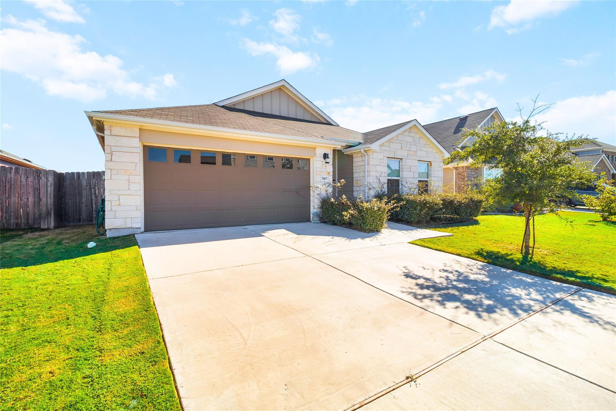 7407 Grenadine Bloom BND