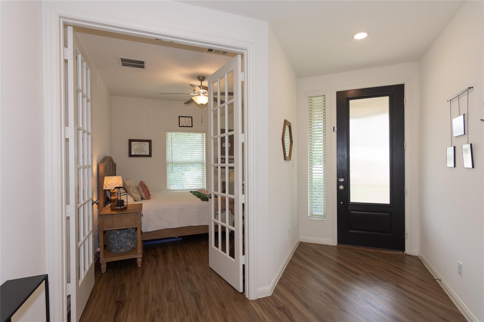 501 Sixpence LN
