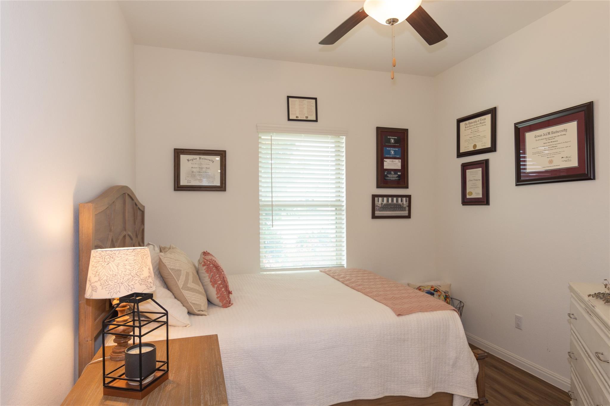 501 Sixpence LN