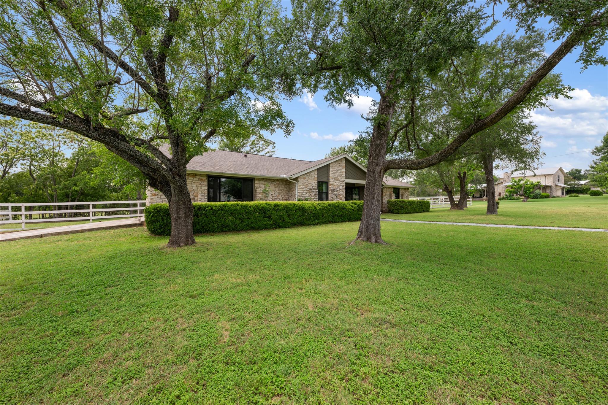 1600 Pin Oak LN