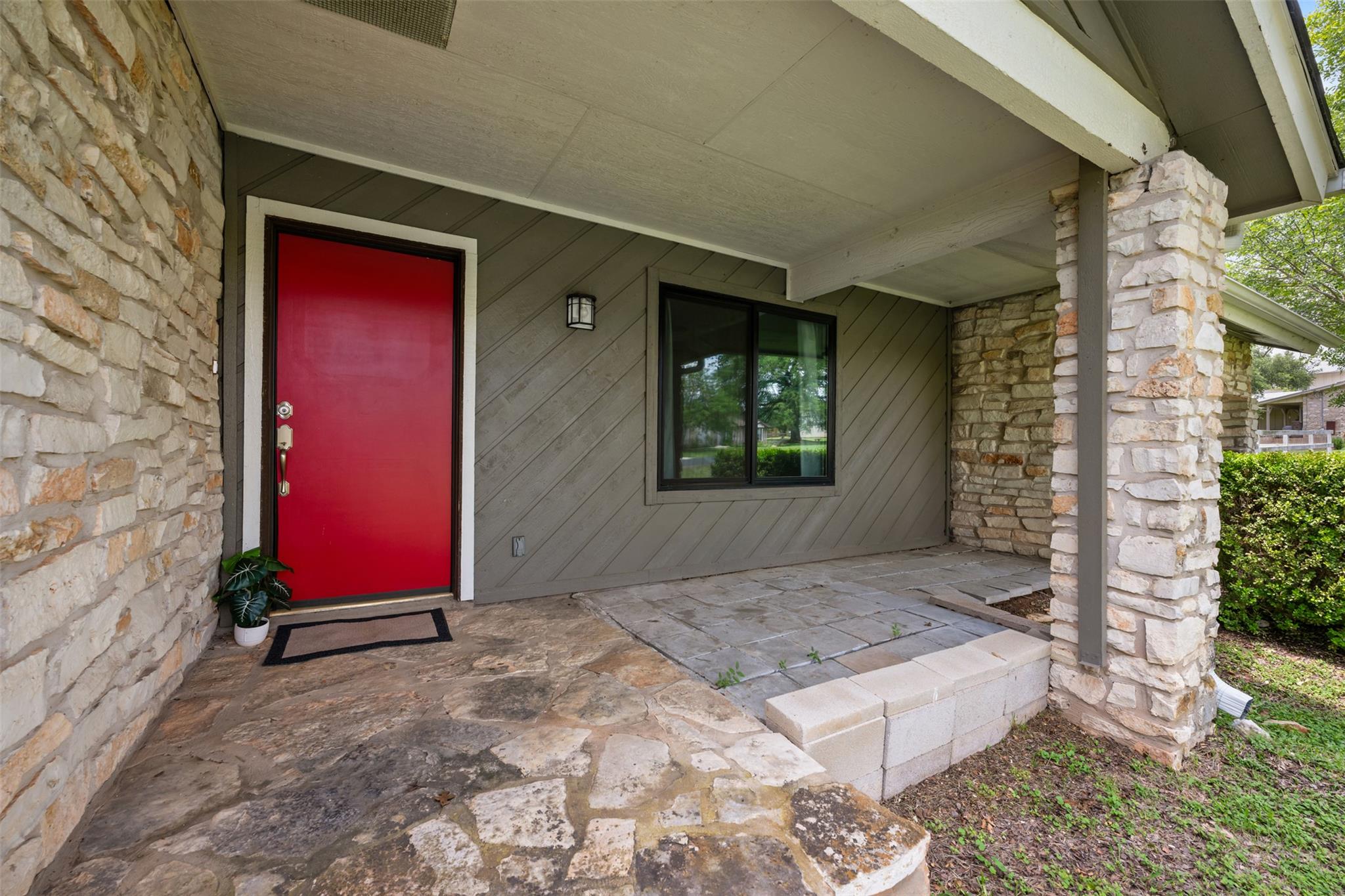 1600 Pin Oak LN