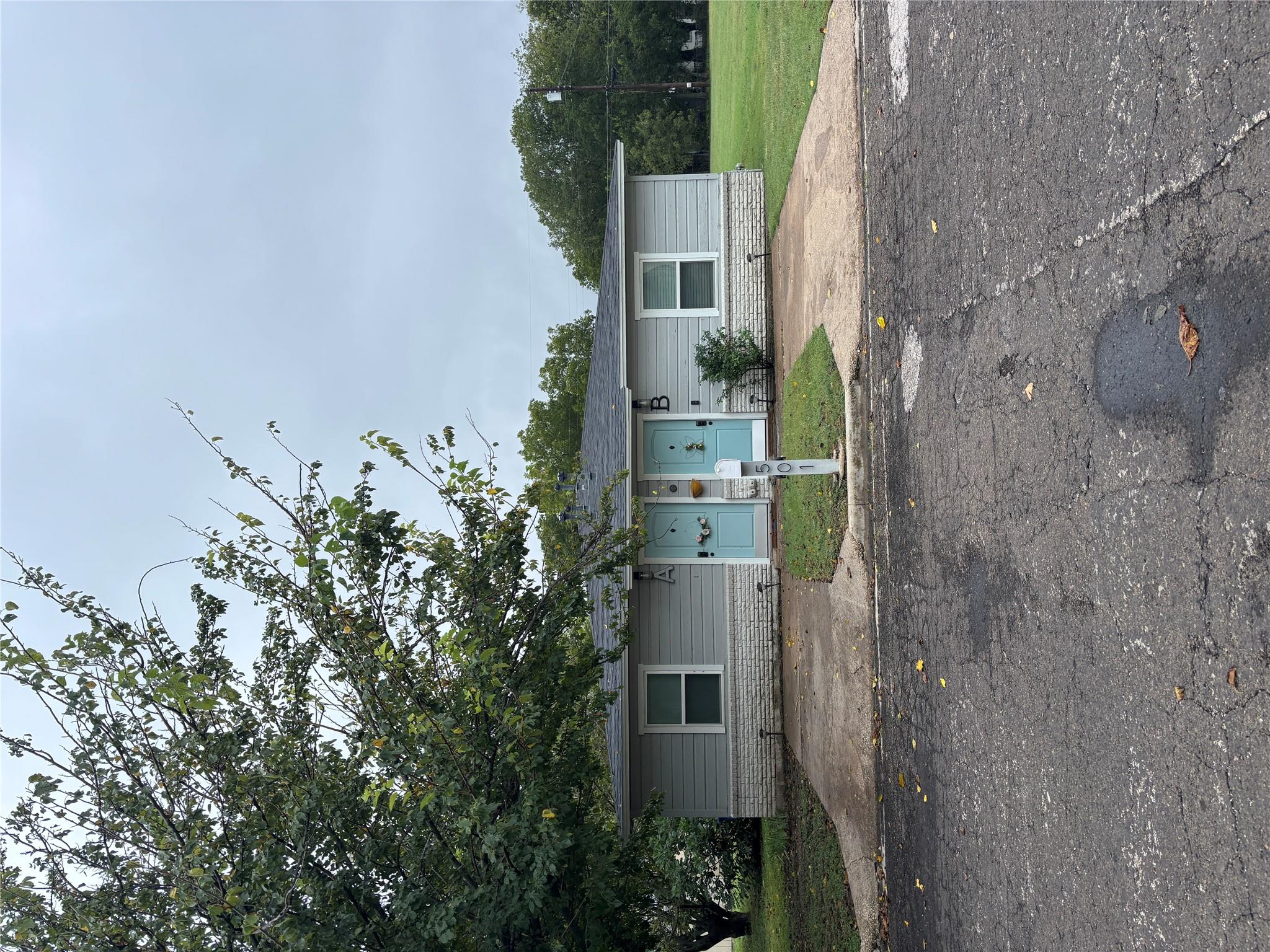 501 W Lincoln Ave A-B