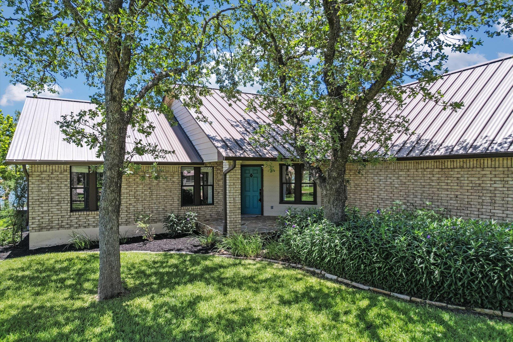 106 & 104 Agarita DR