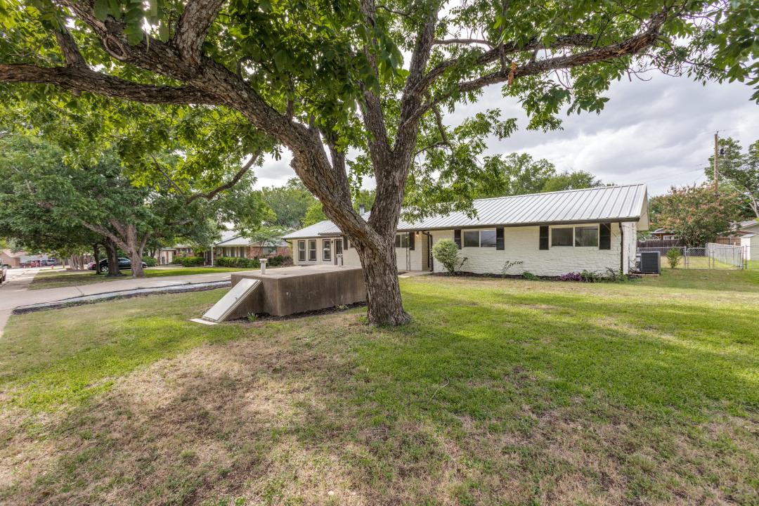 606 Lilac DR