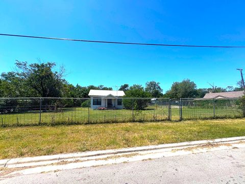 1600 Cecelia ST Taylor TX 76574