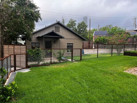 Photo of 1011 E 9th ST #B, Austin, TX 78702 (MLS # 6001573)