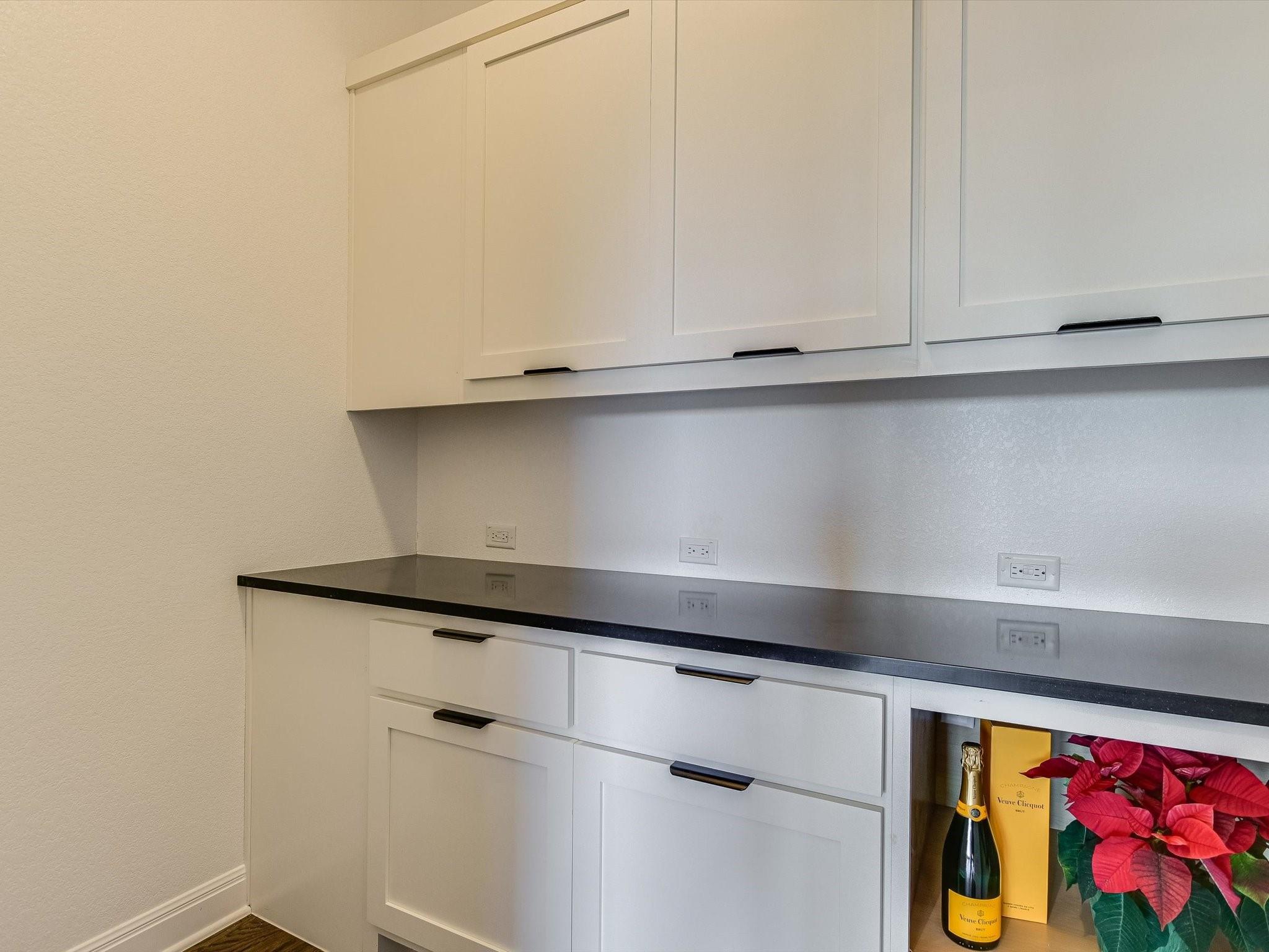 Austin, Texas 78738, United States, 5 Bedrooms Bedrooms, ,5 BathroomsBathrooms,Residential,Pending,11572