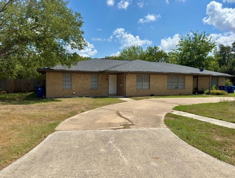 Photo of 820 S Blanco ST #B, Lockhart, TX 78644 (MLS # 1003450)