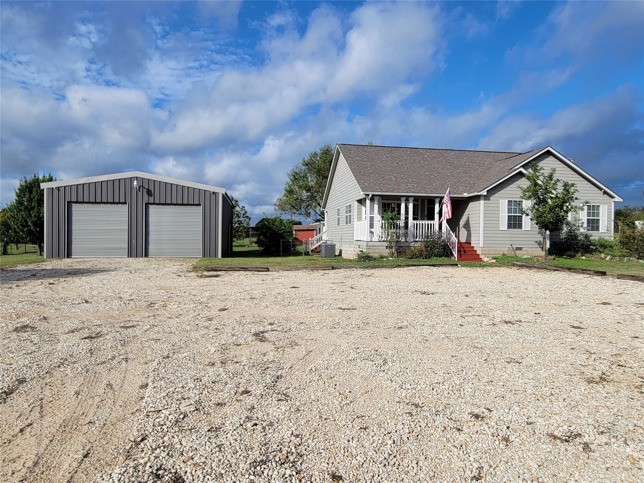 702 Phillip LN