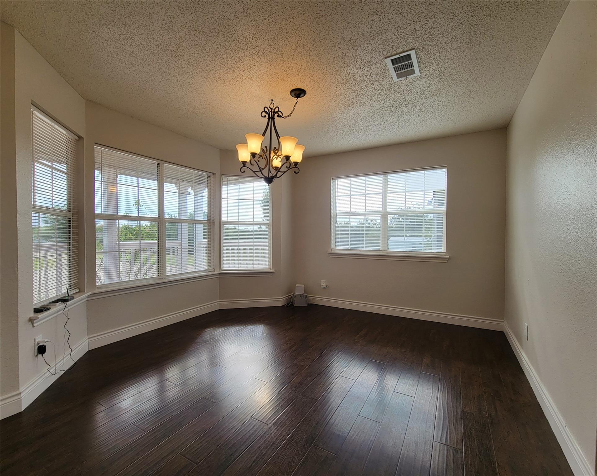 702 Phillip LN