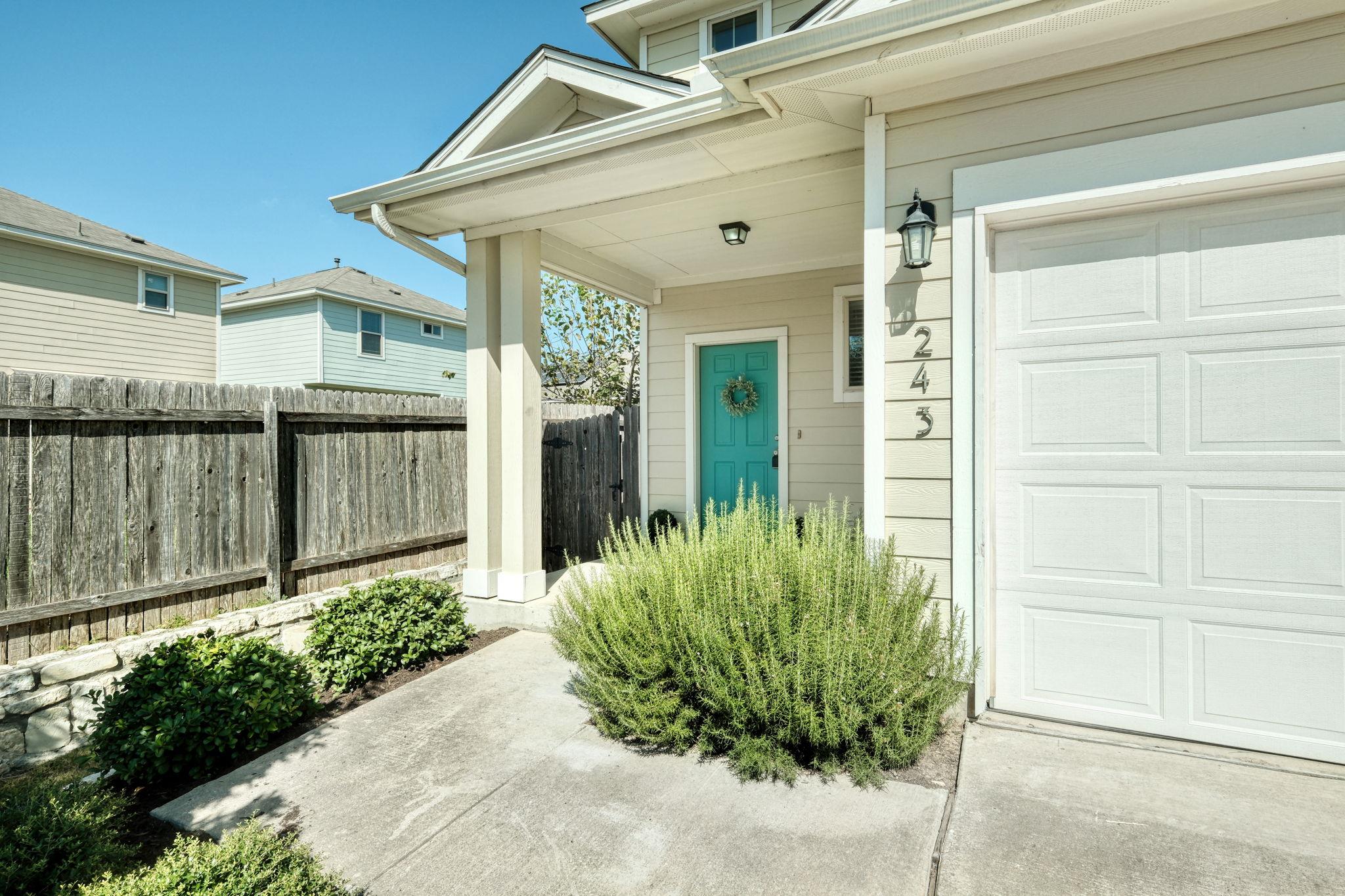 243 Twisted Oaks LN